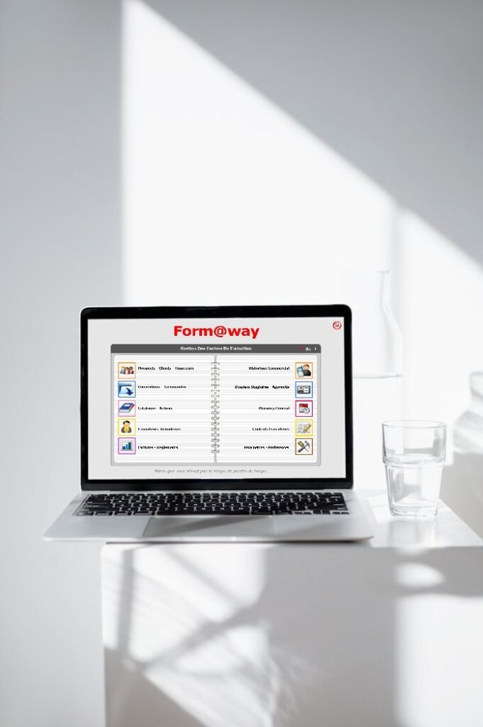 macbook-mockup-on-white-table-8532637 Logiciel de gestion de formation
