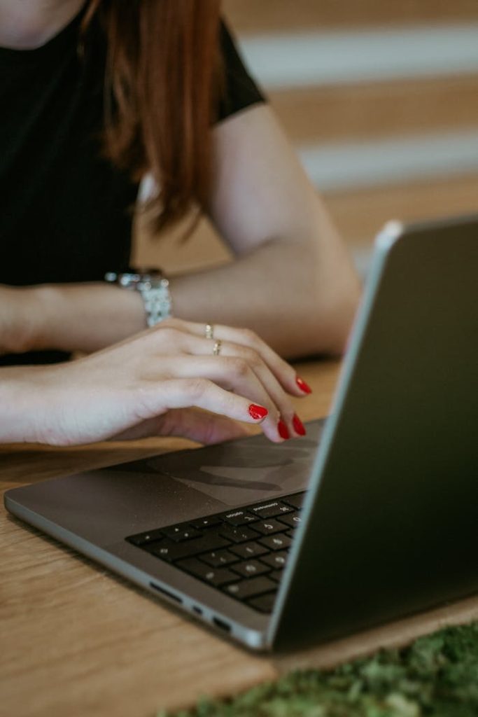 woman-working-on-laptop-17621770 Gestion centralisée